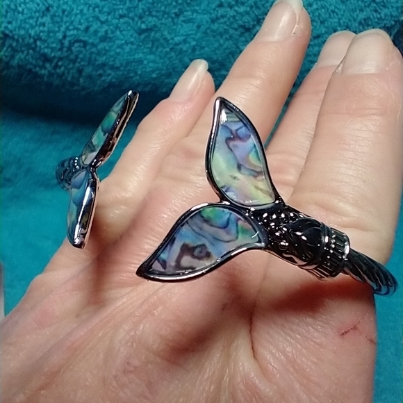 Silvertone faux abalone adjustable twist wire cuff mermaid tail bracelet - Picture 7 of 7